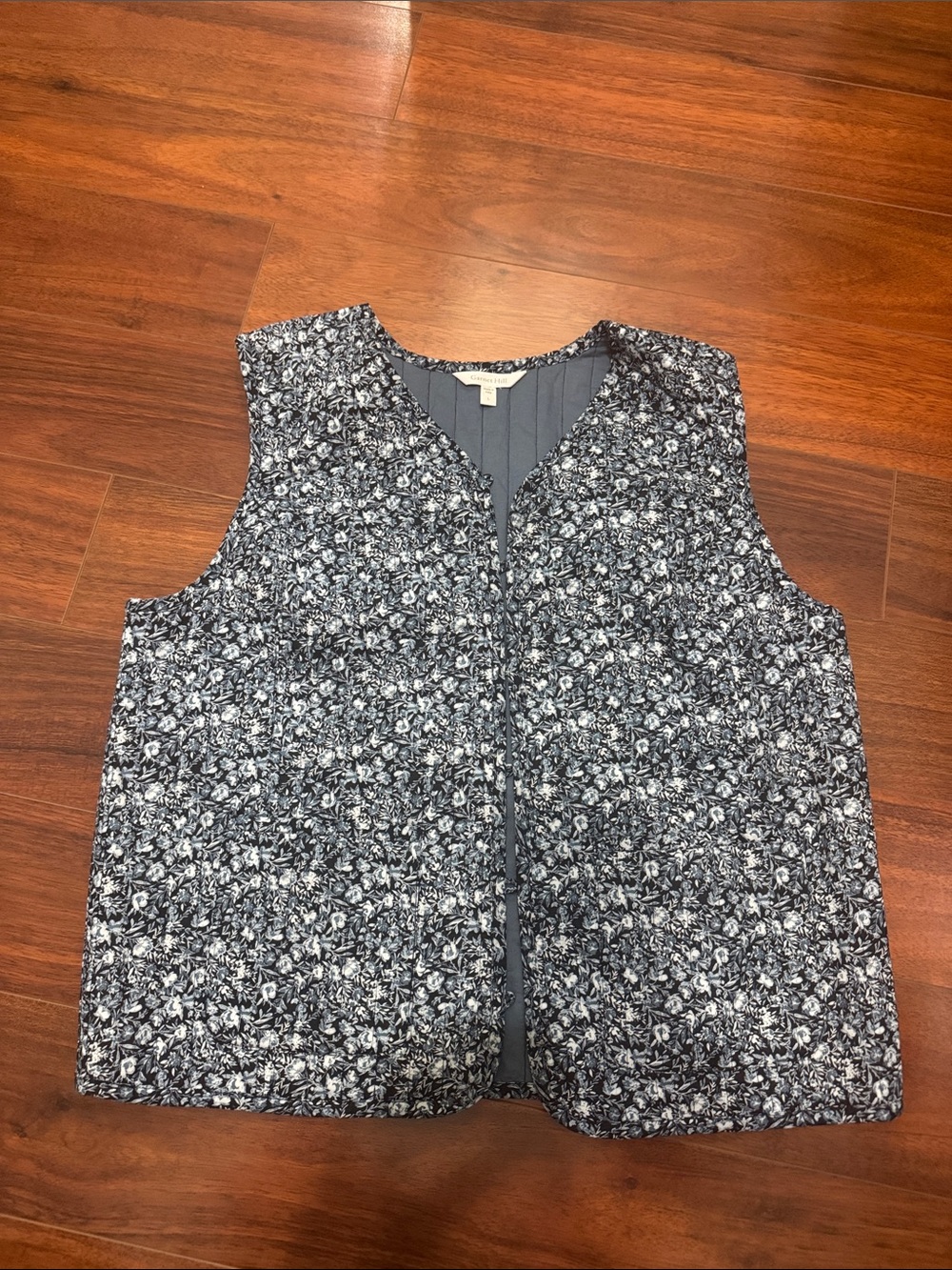Garnet Hill Blur & White Quilted Floral Vest